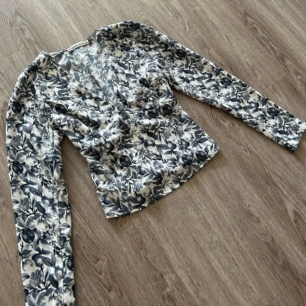 A&F Printed V Neck Top - Picture 3 of 8